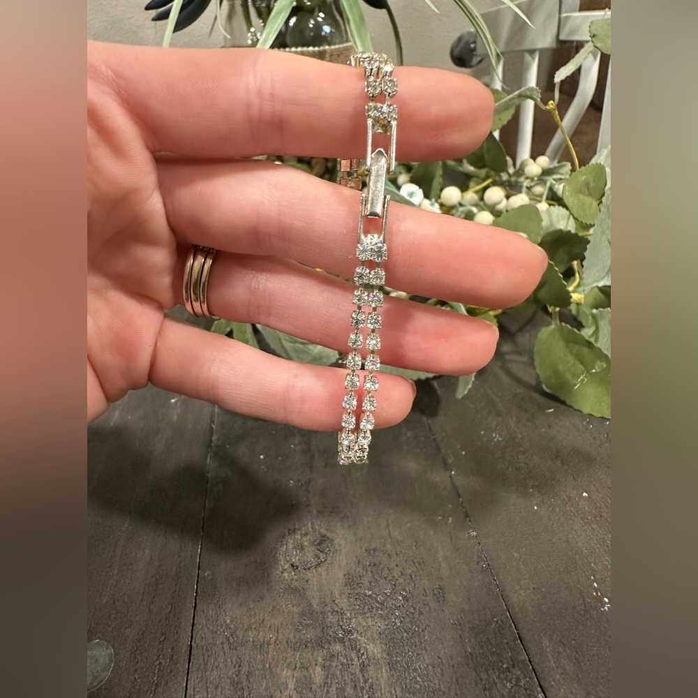 Elegant Silver Rhinestone Bracelet - Picture 3 of 3